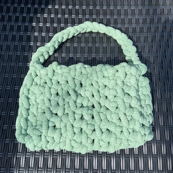 Green plush handmade crochet mini shoulder bag 💚 - Picture 4 of 6